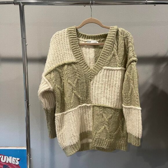 Zara Women's Green and Cream Sweater - Picture 5 of 10